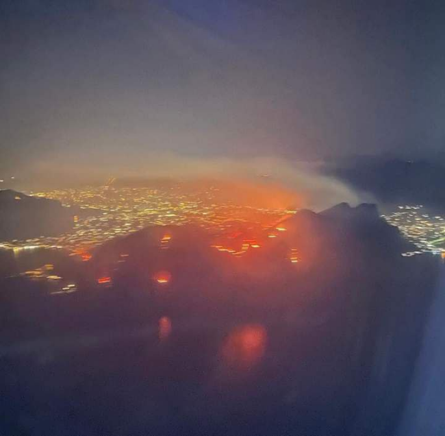 Palermo s požiarmi, ktoré obklopujú mesto, zdroj:  Luca Max