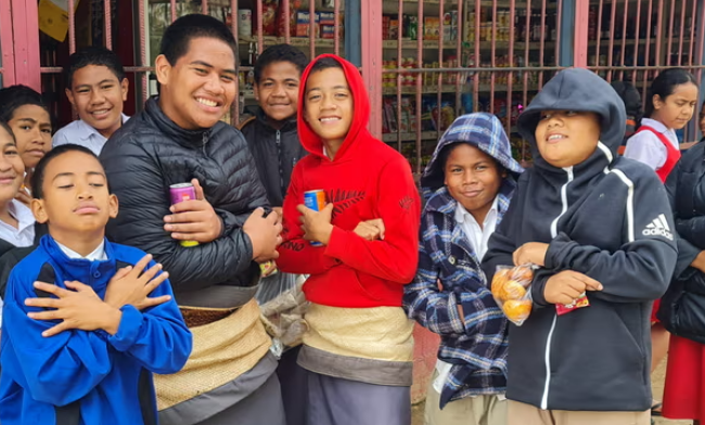 Študenti školy z dediny Veitongo sa zabalili, aby prekonali chlad, zdroj: Siosifa Pomana