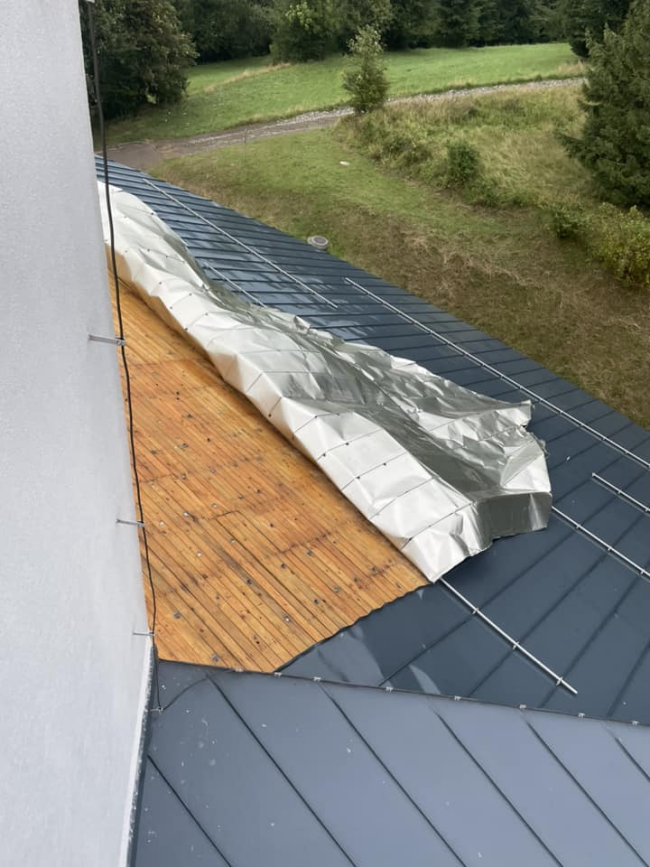 Strhnutá časť strechy na kostole Panny Márie, Matky Cirkvi, zdroj: facebook.com/Živčáková - Pútnické miesto