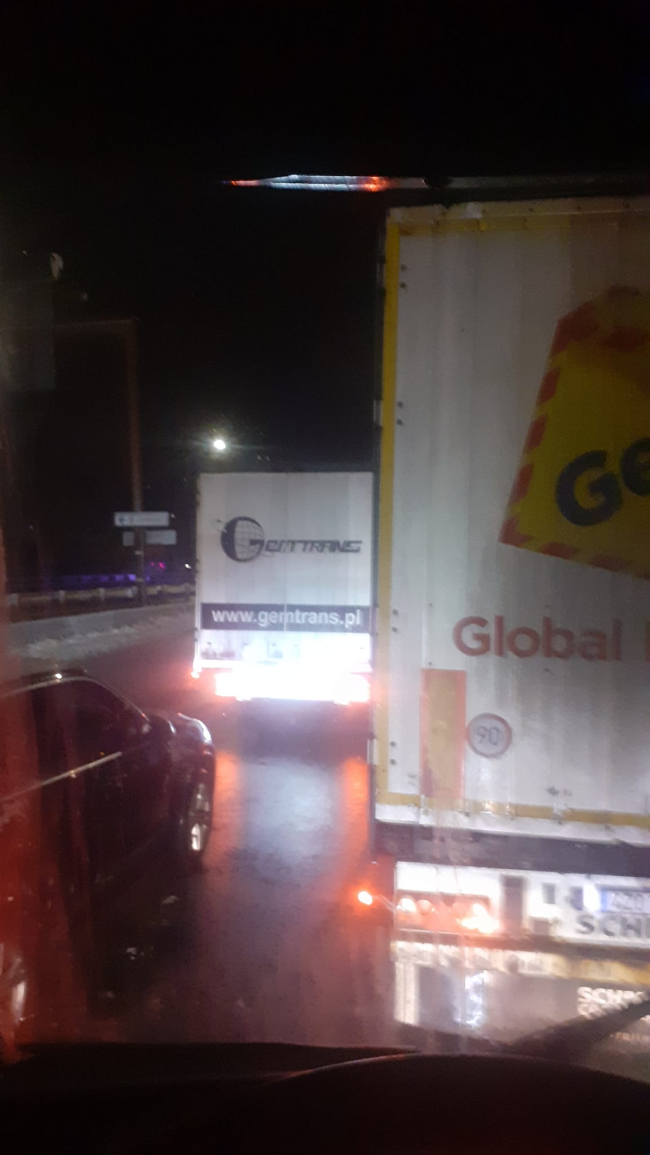 V Žiline v Budatíne v smere do Kysuckého Nového Mesta sa zrazil kamión s viacerými osobnými autami. Vodiči stoja v kolónach, zdroj: Tibi M