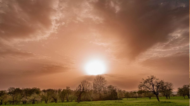 Nad Slovenskom je zakalená a hnedá obloha. Príliv prachu sa teraz zvýrazní
