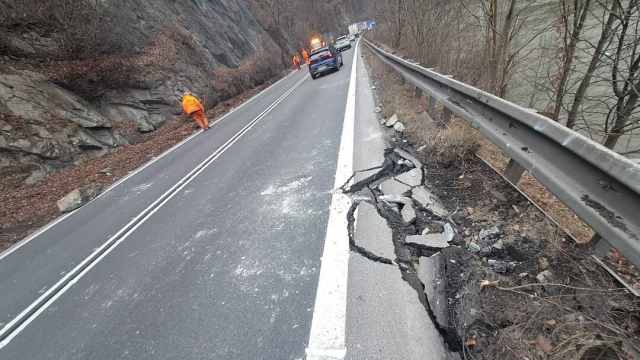 Pod Strečnom padali skaly. Poškodili dve autá. Polícia riadi dopravu