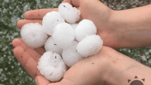 Českom postupujú supercely. Padajú 5 cm krúpy