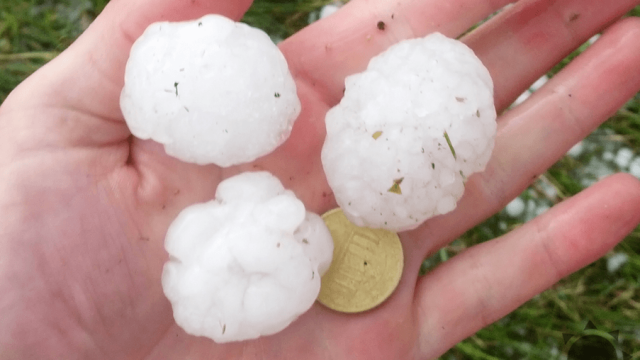 Košice zasiahla intenzívna búrka. Padajú centimetrové krúpy