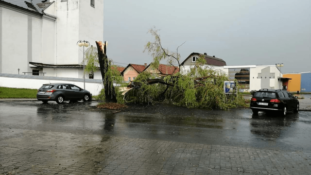 Ženú sa silné búrky. Východ zasiahla supercela