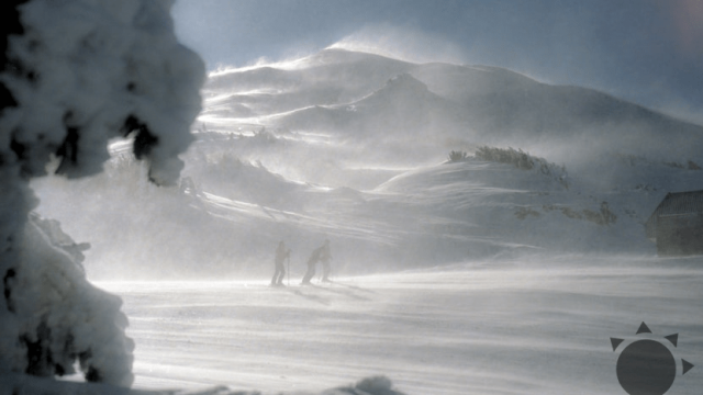 Extrémne počasie na Islande: Veterná búrka a až 200 cm snehu