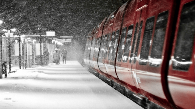 Sneženie už komplikuje dopravu. Do rána bude snehu oveľa viac