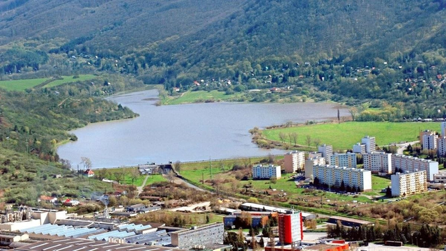 Ďalšie slovenské mesto hlási znečistenie. Na hladine Môťovskej priehrady sú mastné škrvny