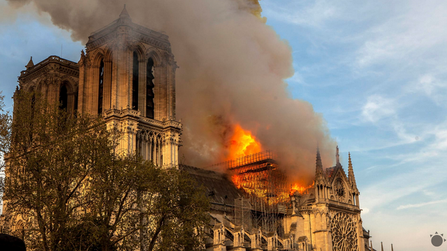 Slávna Notre-Dame po ohnivom pekle otvára svoje brány. Na slávnosť dorazí Biden, Trump i ďalšie osobnosti