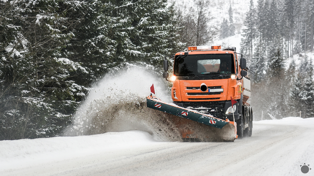 Sneženie spôsobuje vážne nehody, cesty sú neprejazdné. Najhoršie je to na severozápade