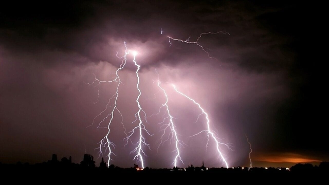 Naši susedia sa pripravujú na príchod búrok. Dorazia BÚRKY aj na Slovensko?