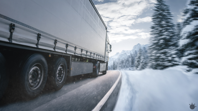 Sneh a ľad z áut treba odstrániť. Vodiči kamiónov sa sťažujú, že nemajú ako