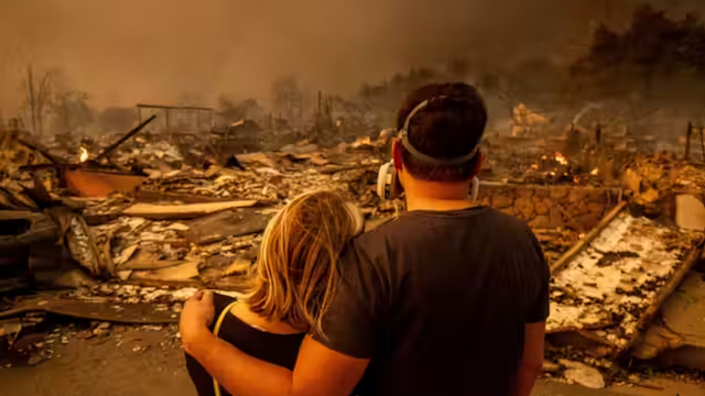 Skutočný príbeh z Kalifornie. Muž sa vrátil po požiari domov a neveril vlastným očiam