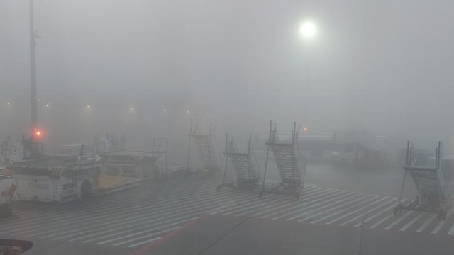 Európske letisko ochromila pondelková hmla. Lety muselo presmerovať inam