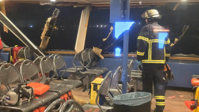 Pri rannej zrážke dvoch lodí sa zranilo 11 ľudí, z toho jedna osoba vážne. Dôvodom mohla byť hmla