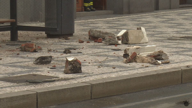 V centre Prahy z výšky padajú rímsy. Dôvodom môže byť počasie