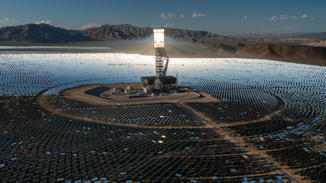 Budúcnosť energetiky sa zmenila v omyl. Obrovskú solárnu elektráreň zatvárajú