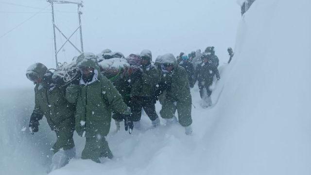 Viac ako 40 ľudí pod snehom. Záchranári sa k nim nevedia dostať