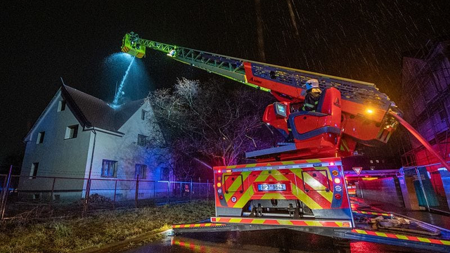 Nedeľňajšie búrky páchali škody. Blesk zapálil rodinný dom