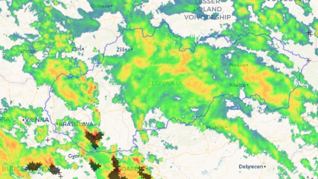 Na Slovensku je už poriadne BÚRLIVO, začali prichádzať búrky z Maďarska
