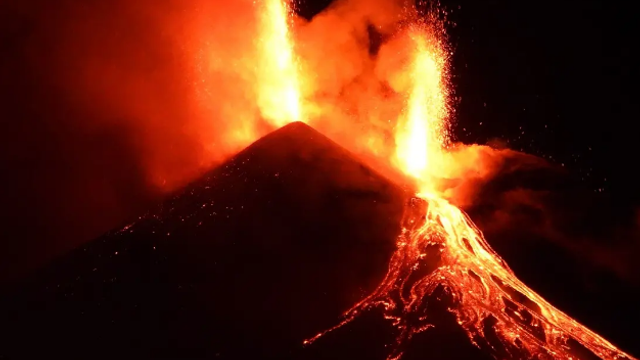 Etna predvádza ďalšiu lávovú šou. Erupcia sopky je veľkolepá