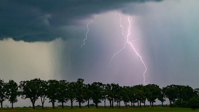 V Nemecku sa pravdepodobne vyskytlo TORNÁDO. Blesk zasiahol deväť ľudí. Studený front mieri aj na Slovensko