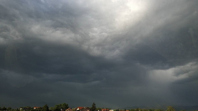 Na Slovensko sa ženú búrky. Pozor si dajte po tejto hodine