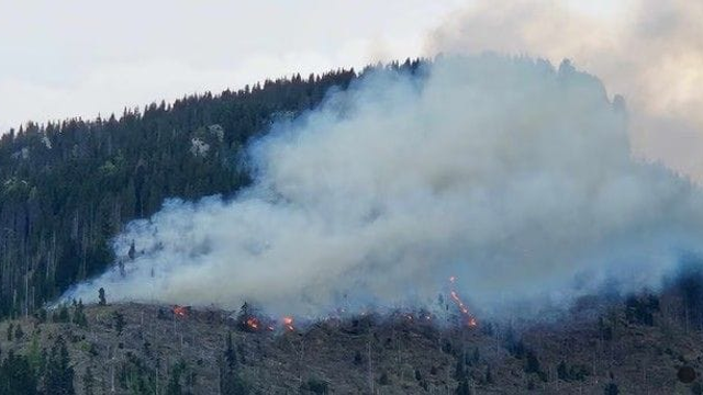 Požiar v Západných Tatrách sa stále nepodarilo uhasiť. Vypukol už pred dvoma týždňami