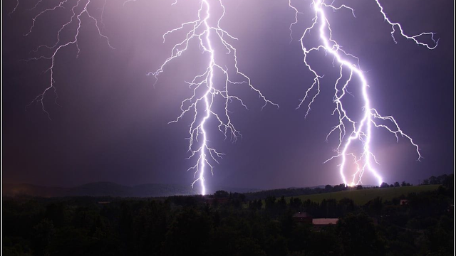 Nešťastie pri dnešných búrkach. Dvoch ľudí zasiahol pod stromom blesk