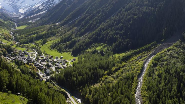 Zosuv pôdy ohrozuje dedinu. Ľudí museli evakuovať, riziko katastrofy je veľké