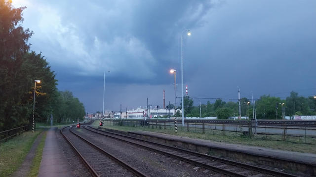 Sformovala sa búrková línia, ktorá postupuje nad Slovensko