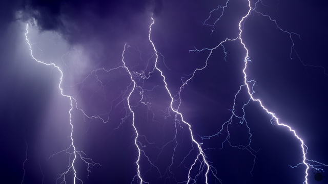 Juh Talianska zasiahli silné búrky. Udrelo desaťtisíce bleskov, časti miest skončili pod vodou