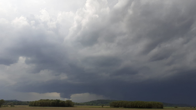 Búrky sú stále na východe. Južne do Slovenska sa ženú supercely