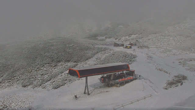 Sneh sa opäť vrátil na Slovensko. Tu všade nasnežilo a je tu bielo