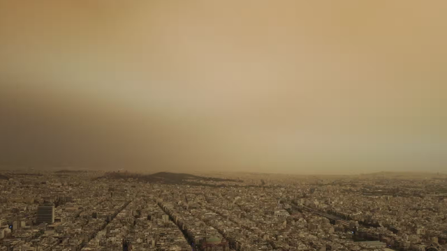 Sépiovo sfarbená obloha. Viditeľnosť klesla a kvalita ovzdušia sa výrazne zhoršila