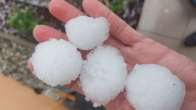 FOTO: Silné búrky sa prehnali aj u našich susedov. Priniesli aj takéto obrovské krúpy