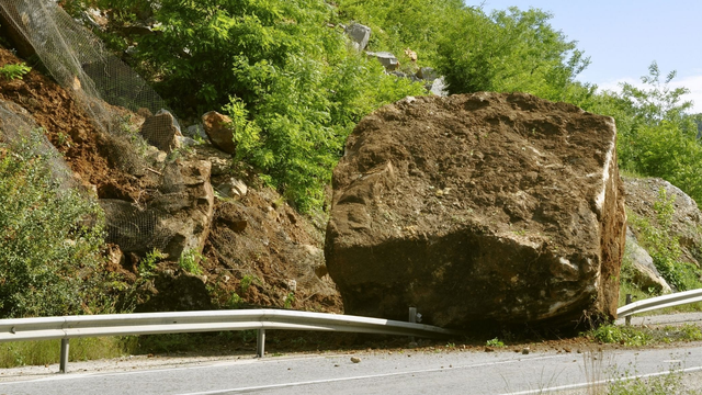 Pozor, na Považí hrozí zosuv skál. Kamenná lavína dennodenne ohrozuje Slovákov