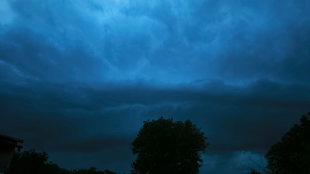 PRÁVE TERAZ: Severným Slovenskom postupuje nebezpečný búrkový systém