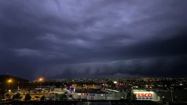 Búrkový systém siaha od Moravy k Leviciam. Najsilnejšie búrky boli v Nitre