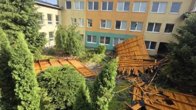 Vyvrátené stromy, strhnuté strechy. Michalovce po búrke vyhlásili mimoriadnu situáciu