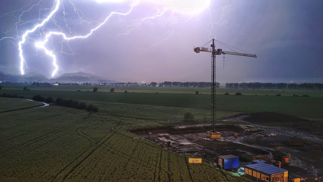 Potvrdené: BÚRKY budú nebezpečné. Začne to už po 18:00