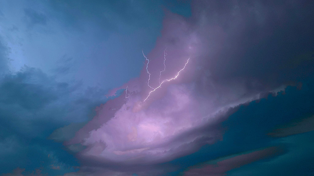 Prvé búrky už vznikajú tesne za našimi hranicami