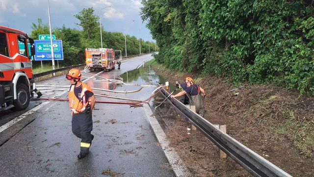 FOTO: Škody po nočných búrkach sú veľké. Zatopená diaľnica, žiadna elektrina či odrieknuté vlaky