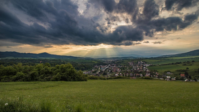Blíži sa studený front. Pribudne oblačnosť a nie sú vylúčené ani zrážky