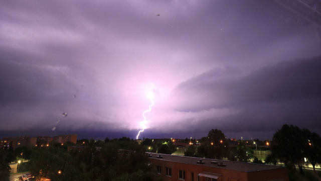 Búrkový systém je stále veľmi aktívny. Prináša tisícky bleskov