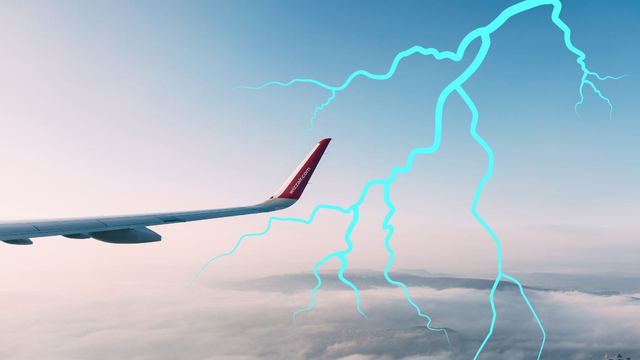 Pri rannom odlete udrel pred Slovenskom blesk do lietadla Wizz Air. Muselo núdzovo pristáť