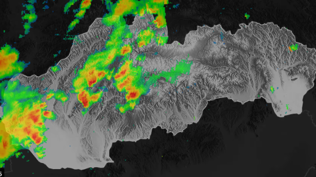Na západe vzniká druhá slabšia vlna búrok. Búrkam ešte nie je koniec
