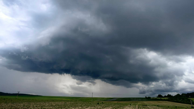 Krúpy padali aj v Ľubici. Búrky sú dnes nebezpečné