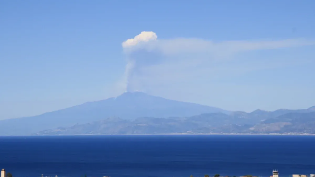 NAŽIVO: Prebieha veľkolepá erupcia ETNY, sopka chrlí popol do výšky 5000 m