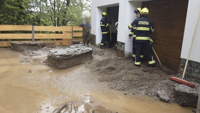 Prívalové zrážky zaplavili v Česku niekoľko miest a dnes ešte naberú na sile